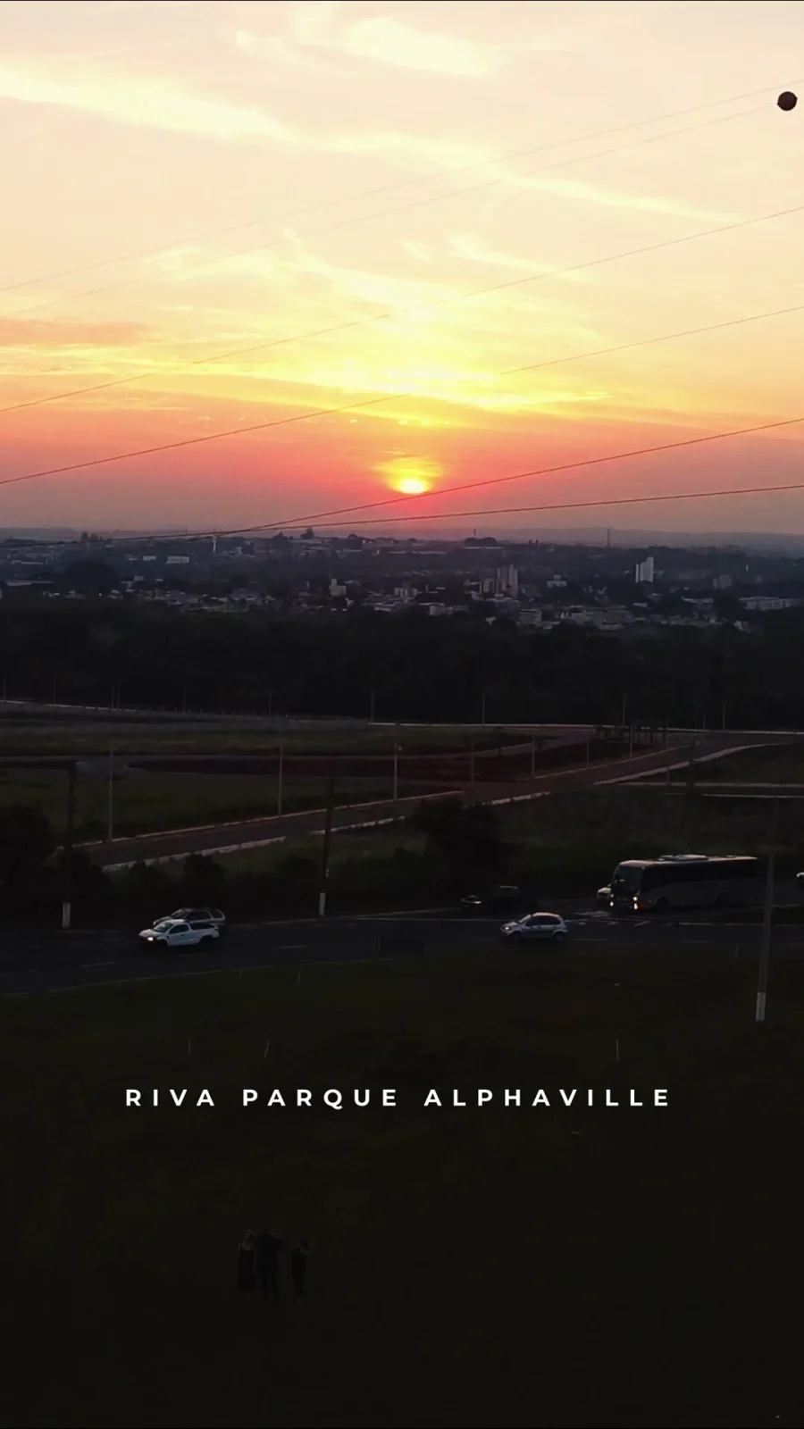 Vista aérea do Parque Alphaville Campinas ao pôr do sol, cena do teaser do Universo Riva